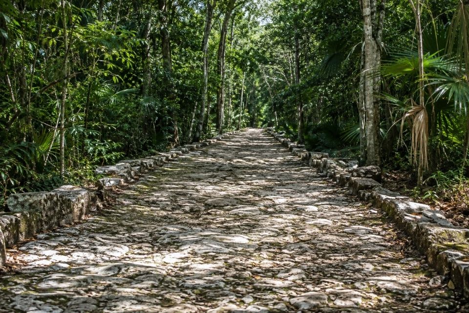 Sacbeob : Ancienne route blanche maya ou sacbé à Cobá